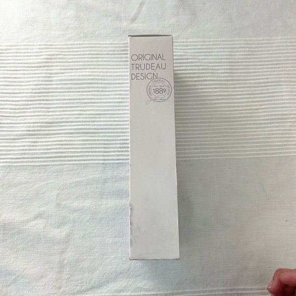 Trudeau Wine Pump and Two Stoppers - Picture 3 of 11